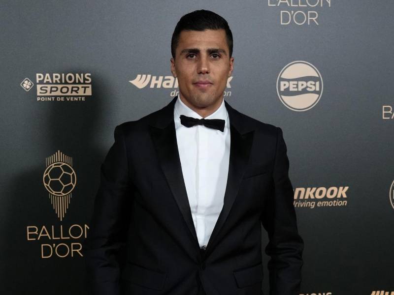 Rodri Hernández llegó en muletas a la gala del Balón de Oro.