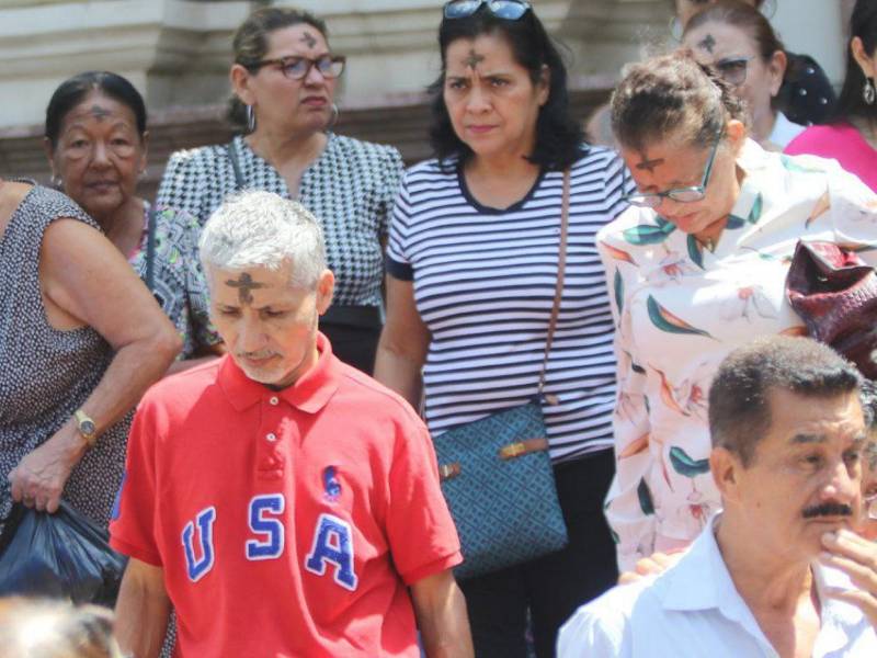 La Iglesia Católica marca el inicio de la Cuaresma este 5 de marzo con la celebración del Miércoles de Ceniza, celebrando una misa especial en todas las parroquias. Las imágenes de la jornada religiosa.