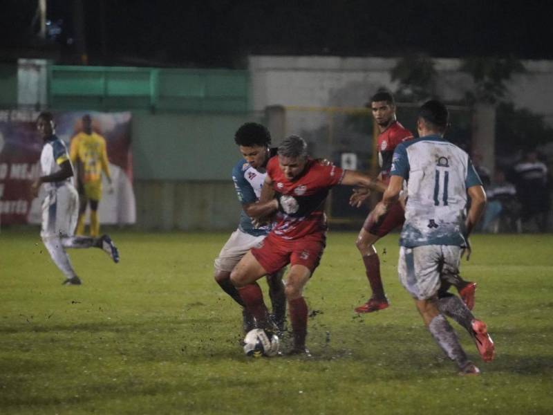 Erick Puerto marca el tercer gol para “Los Tiburones” para mantener con vida a su equipo.