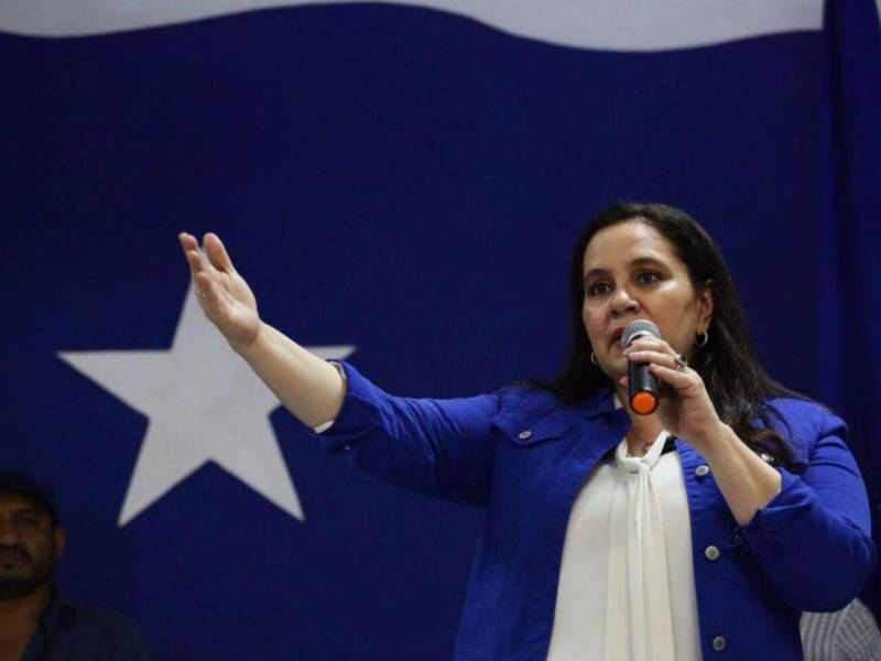 Ana García de Hernández, líder de la corriente nacionalista Avanza, advirtió que Libre intenta socavar la democracia en Honduras.