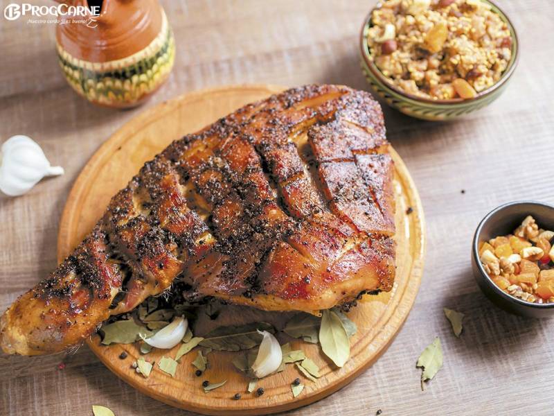 Pierna de cerdo con rub de pimienta, ajo y paprika, el plato perfecto para tu cena navideña.