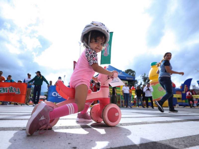 A bordo de su cuatriciclo rosa, del mismo color de su atuendo, la pequeña Joy Marie Hebberth González cautivó al público en la décima edición de la Vuelta Ciclística Infantil 2024 en la categoría de cero a cuatro años. Aquí sus fotos.