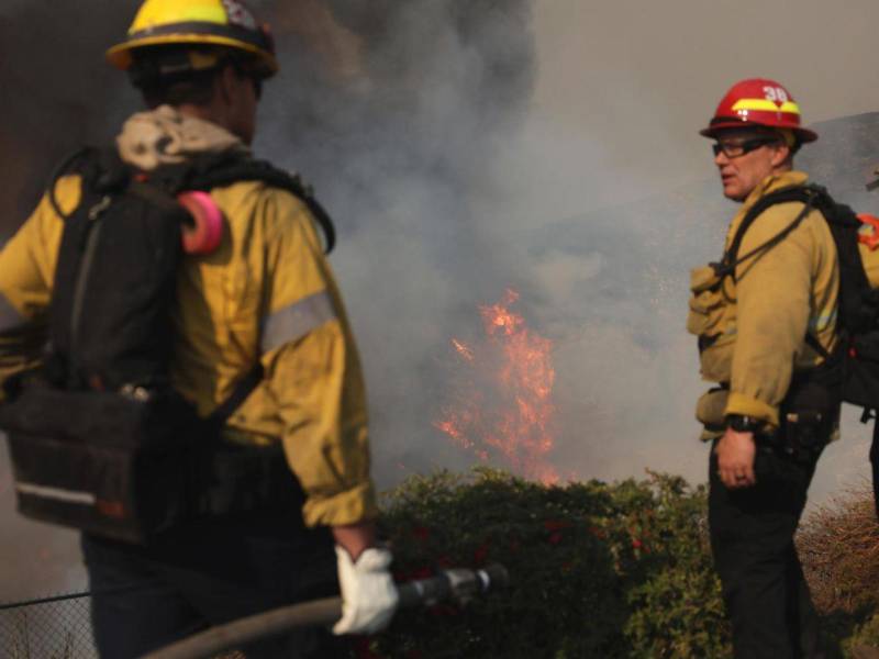 Las llamas del voraz incendió que se originó desde el pasado 7 de enero han consumido unas 15,000 hectáreas y destruido cerca de 12,000 estructuras.