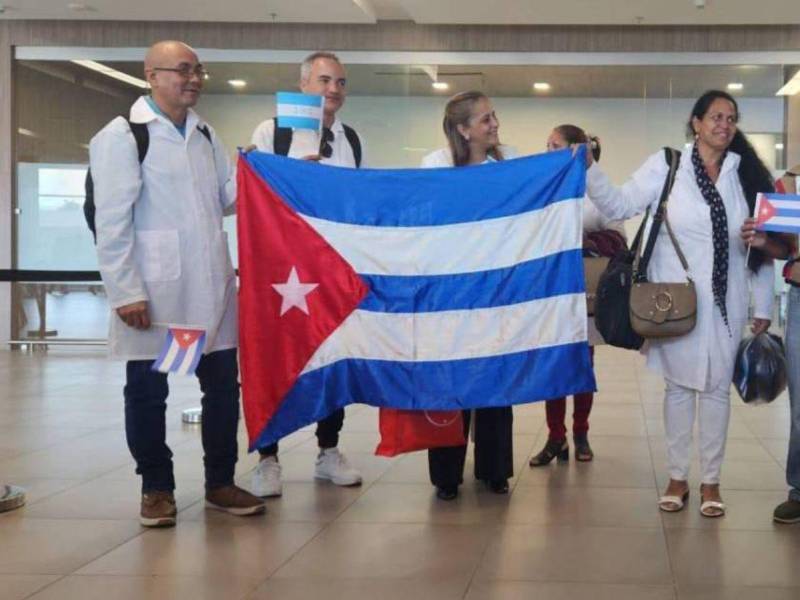 Los médicos cubanos llegaron al país en marzo del 2024 y aún no han sido certiciados ante el CMH.