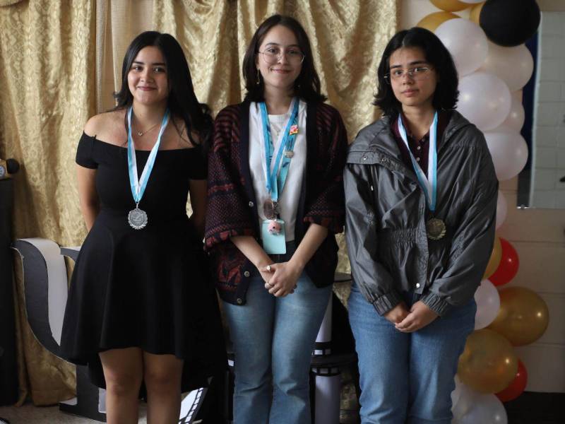 Gloria Coello, Raquel Mejía y Natzery Reyes fueron las tres estudiantes reconocidas por sus méritos académicos.