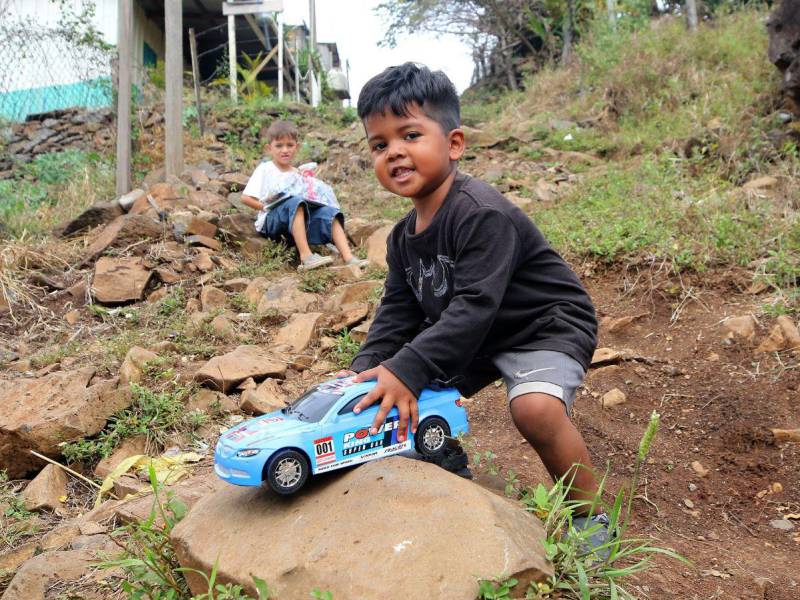 Abdiel Toledo no esperó y con gran emoción puso a volar su imaginación sin importar el espacio.