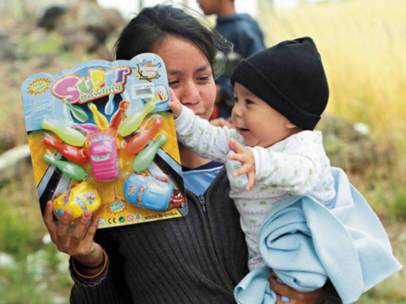 Sin importar la edad, los niños reciben sus regalos gracias a sus donaciones de la campaña “Regale u ¿n juguete en Navidad”.