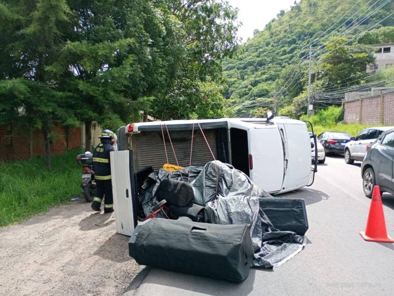 Dos heridos tras choque y volcamiento de vehículos en El Chimbo