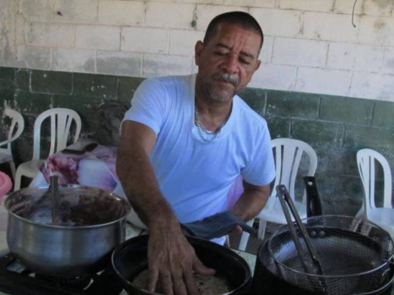 El hondureño comentó que ha sufrido comentarios negativos porque muchos pobladores le dicen que no comen cosas cocinadas por hombres.