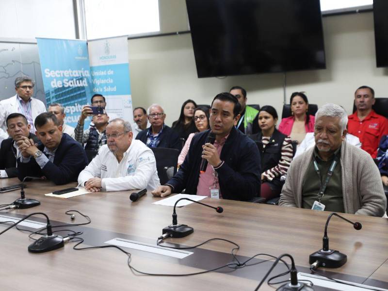 Los directores de hospitales y de las regionales sanitarias se unieron para defender la gestión de Carla Paredes, ministra de Salud.