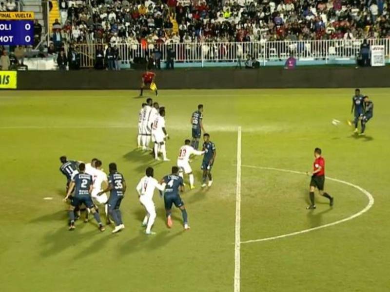 En la repetición se observa que el anotador del gol no estaba en el offside.