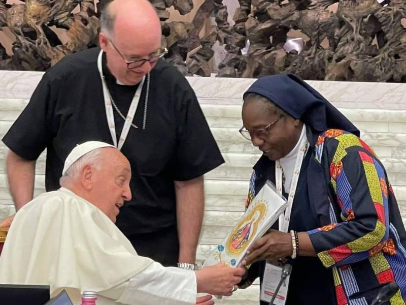 Papa Francisco recibe estola con la imagen de la Virgen de Suyapa