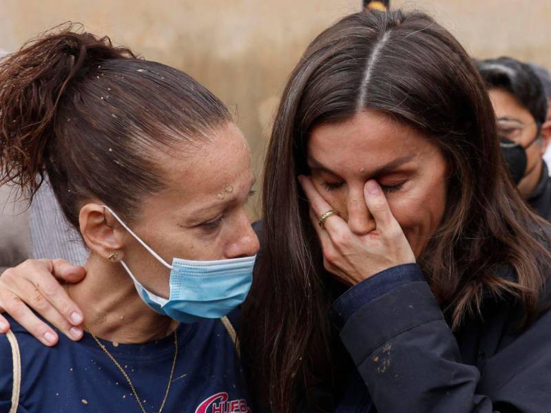 Gritos de “fuera”, así como lanzamiento de barro, recibieron a la comitiva de los reyes de España, Felipe VI y Letizia, el presidente del Gobierno, Pedro Sánchez, y el presidente regional de Valencia, Carlos Mazón, a su llegada a Paiporta, epicentro de las inundaciones que asolaron esa provincia el martes.