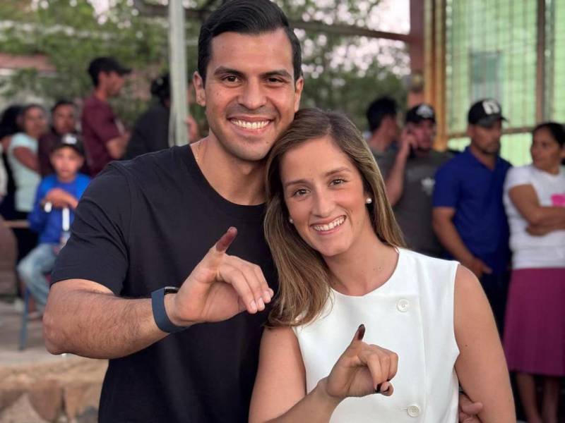 El precandidato a la alcaldía de Tegucigalpa y Comayagüela por el Partido Nacional, Erasmo Portillo, y su esposa Analisa, quien lució un outfit muy cómodo de camiseta blanca y jeans.