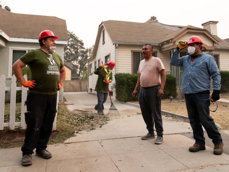 El grupo, coordinado por la Red Nacional de Jornaleros (NDLON), ha intervenido en áreas como Pasadena y Altadena, donde los fuertes vientos de Santa Ana han complicado la situación.