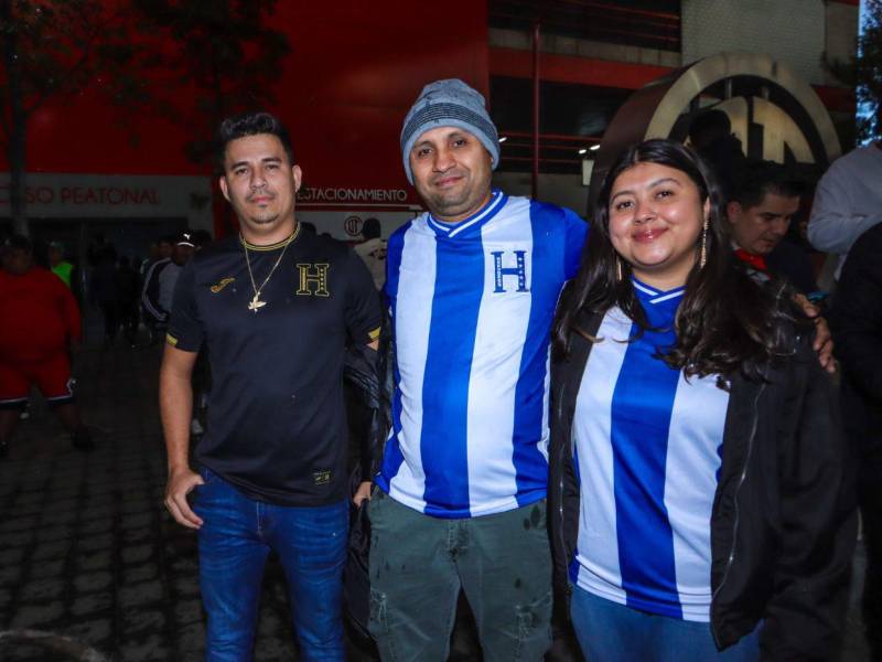 Varios hondureños ya se encuentran en el Estadio Nemesio Diez.