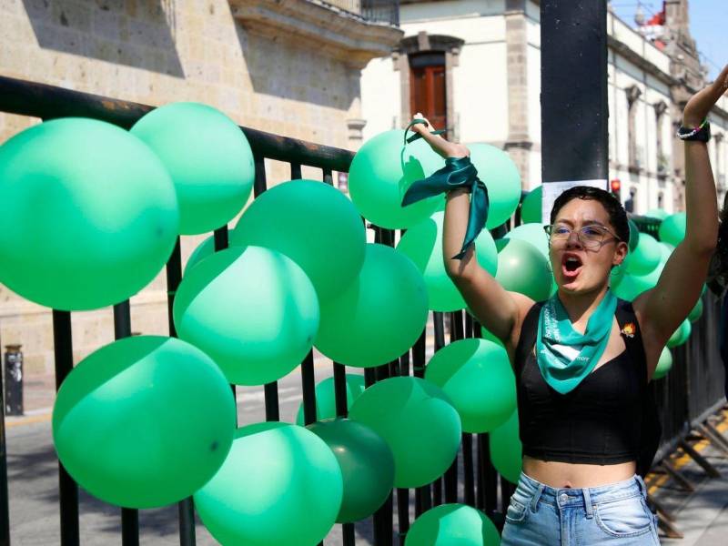 Integrantes de colectivos feministas se manifestaron a favor del aborto en las inmediaciones del Congreso del Estado de Jalisco, en Guadalajara (México).