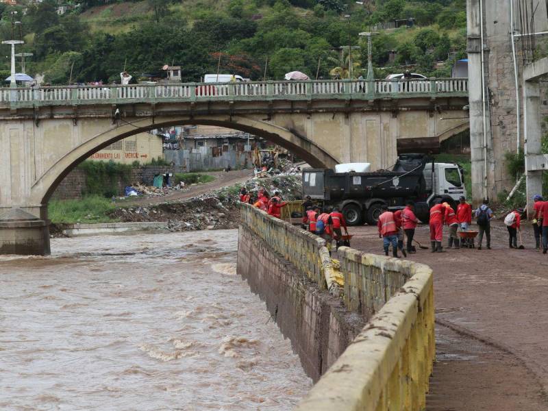 La tormenta tropical Sara dejó colchones, ropa y hasta televisores en quebradas, ríos y vados del Distrito Central, según la Alcaldía.