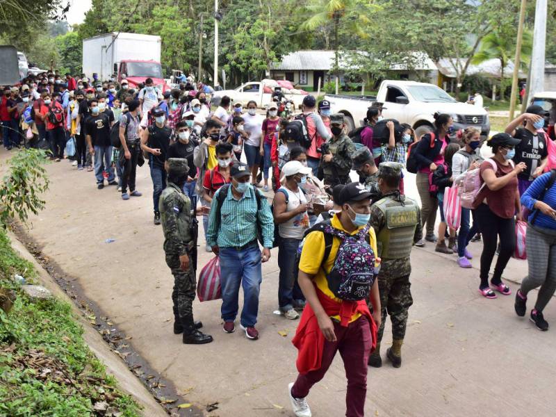 Migrantes hondureños que forman parte de una caravana, en el municipio de Santa Rita en el departamento de Copán, Honduras.