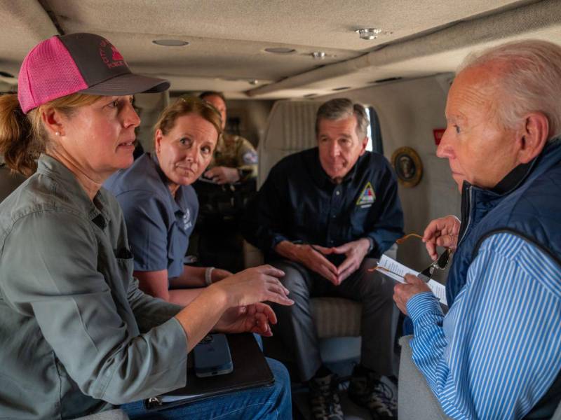 El presidente Biden hizo el recorrido en helicóptero.