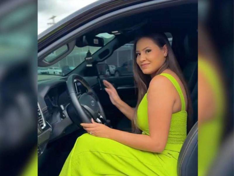 Muy feliz lució Alejandra Rubio tras recibir una sorpresa por parte de su prometido: un lujoso carro del año. Aquí las imágenes del momento