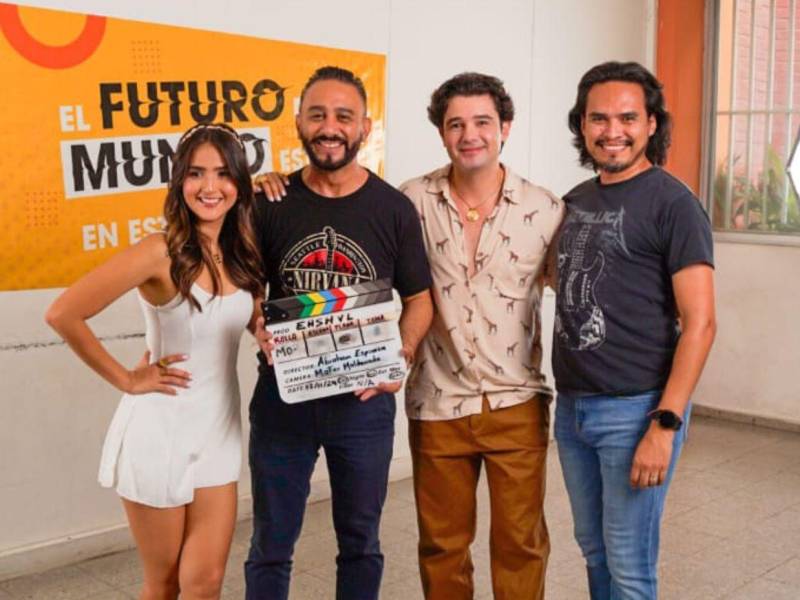 El equipo de “El homVre se ha vuelto loco” durante la filmación del filme.