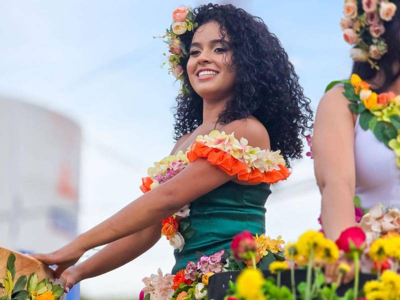 Bajo el lema “La magia de florecer”, Siguatepeque vistió de colores y con hermosas flores a sus bellas reinas, quienes encantaron al público con su belleza y carisma en los desfiles.