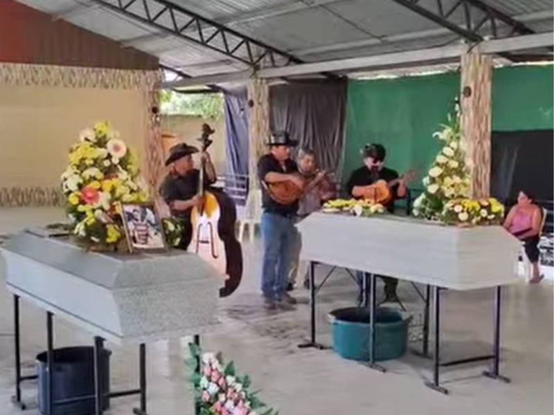 Con mariachis, flores y fotografías, familiares despiden a don Luis y su nieta, víctimas de accidente en Tela.