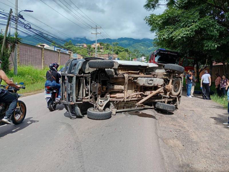 El volcamiento de vehículo ocurrió tras una colisión en la carretera hacia Valle de Ángeles, en la aldea El Chimbo.