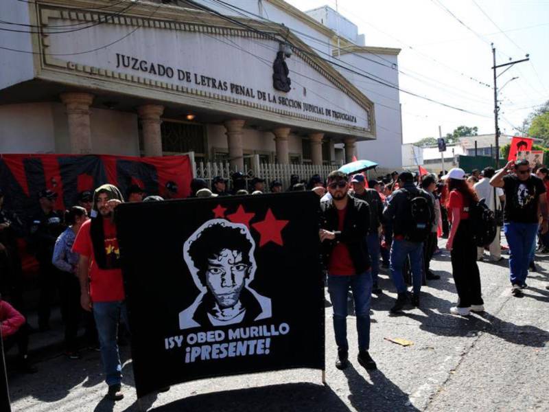 Simpatizantes del oficialista Partido Libertad y Refundación (Libre) participan en una manifestación este viernes, frente al Juzgado de Letras Penal en Tegucigalpa (Honduras).