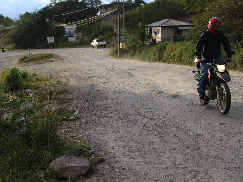 Esta es la falla de San Miguelito, que tiene décadas de estar cortando la carretera y no se ha reparado.