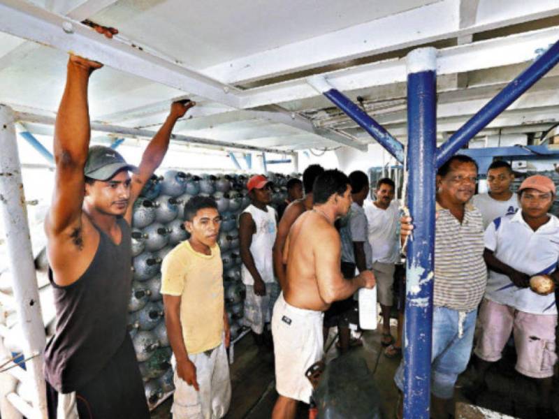 Ante la falta de supervisión del Estado, el hacinamiento en los barcos pesqueros hace una vida difícil para los pescadores.