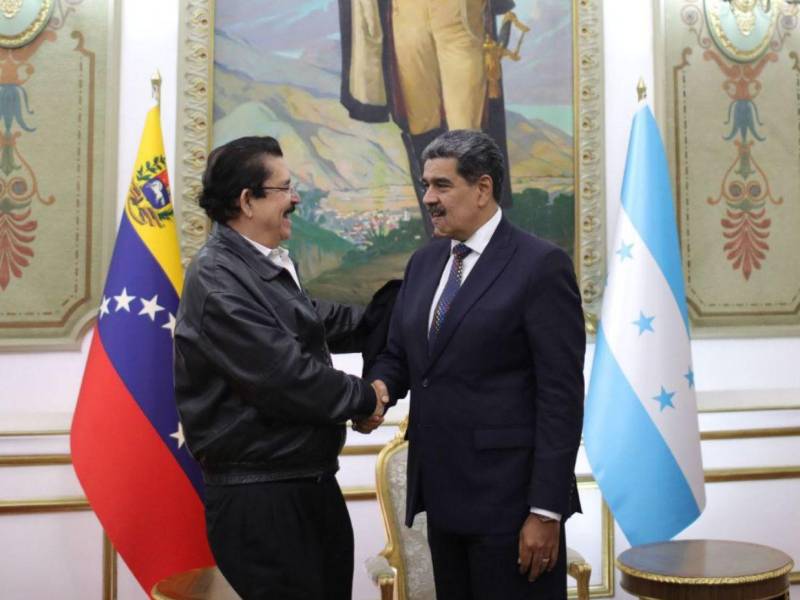 Así fue el saludo entre Manuel Zelaya y Nicolás Maduro.