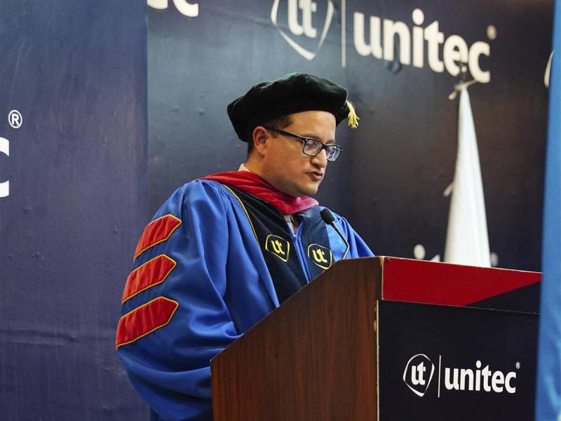 Javier Salgado, Vicerrector Académico de CEUTEC, al momento de dirigirse a los graduandos y sus familiares, autoridades universitarias e invitados especiales.