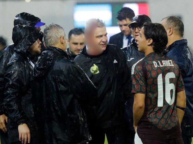 Así salió el entrenador tras la agresión en el estadio Morazán de San Pedro Sula.