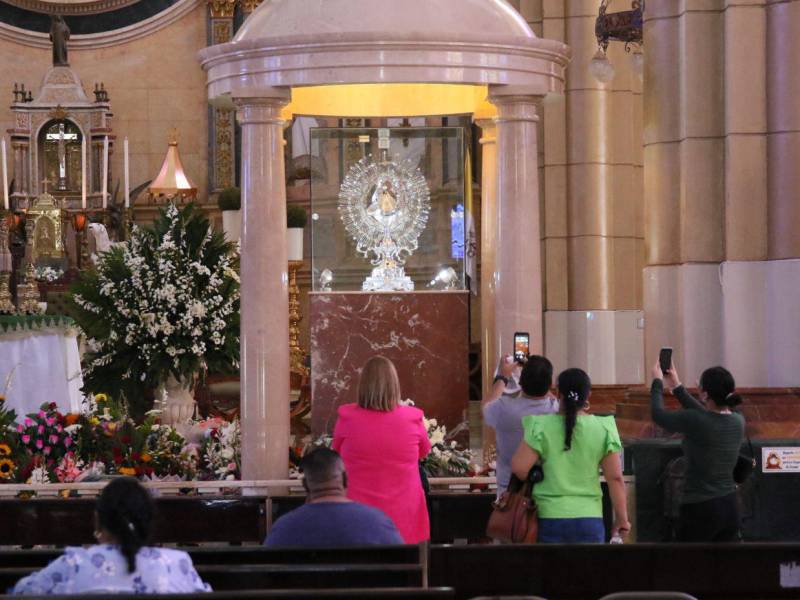 A diario llegan decenas de feligreses a visitar la Virgen de Suyapa.