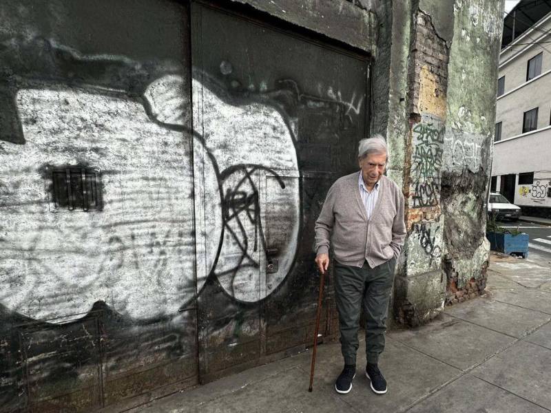 Álvaro Vargas Llosa, hijo de Mario Vargas Llosa, compartió en X esta foto de su papá en el local que antes albergó al bar “La Catedral”, y la comparó con otra imagen del escritor en su juventud.