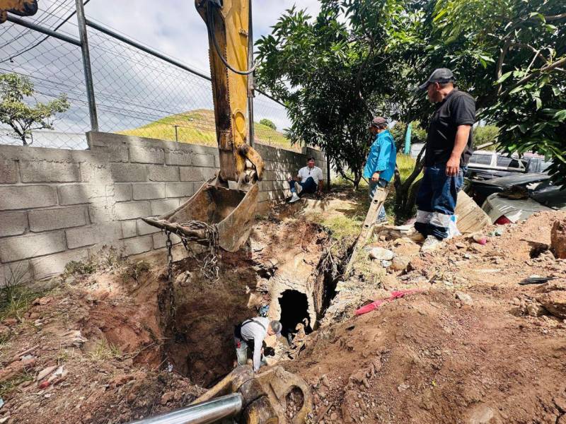 A la zona se trasladó una cuadrilla a realizar los trabajos. Se necesitó de maquinaria pesada para sacar la cantidad de basura.