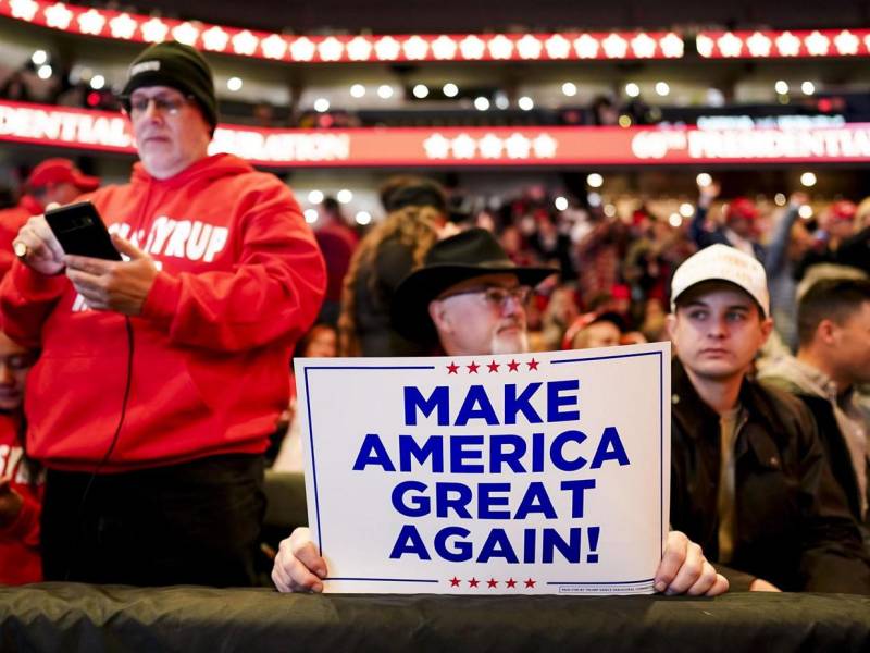 Un seguidor del presidente electo Donald Trump espera con entusiasmo el inicio del mitin en el Capital One Arena en Washington, DC, el 19 de enero de 2025.