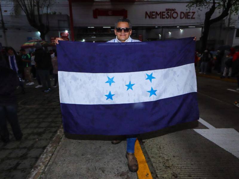 Decenas de personas comenzaron a llegar al estadio Nemesio Diez, en Toluca, México, para poder presenciar el partido entre México vs Honduras. Aquí las imágenes de su llegada.