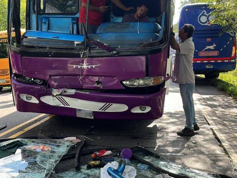 Un grave accidente de tránsito se registró este jueves en la carretera CA-3, específicamente en el desvío a Guasaule, Choluteca, al sur de Honduras. Dos autobuses colisionaron de manera frontal, lo que generó una alerta inmediata en la zona.