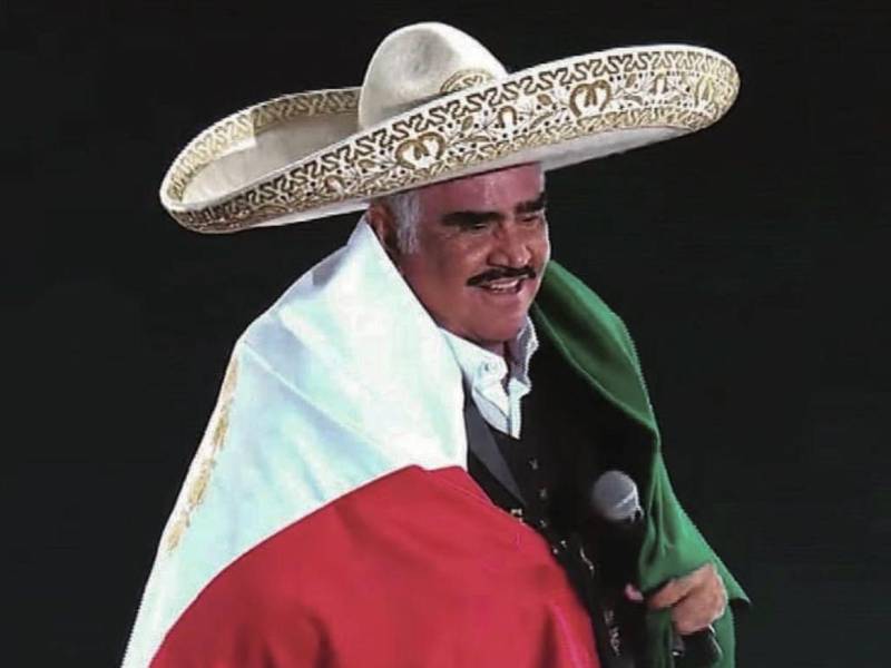 El inolvidable Vicente Fernández continuará extendiendo su legado musical aún después de su fallecimiento, esto será posible por los más de 300 sencillos que dejó listos para ser lanzados, según reveló uno de sus hijos.