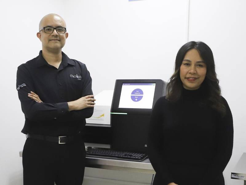 El Dr. Saúl Lira Albarrán, genetista de Microlab, y la Dra. Luisa Acosta, gerente clínico, durante el lanzamiento de Microlab Genomics.