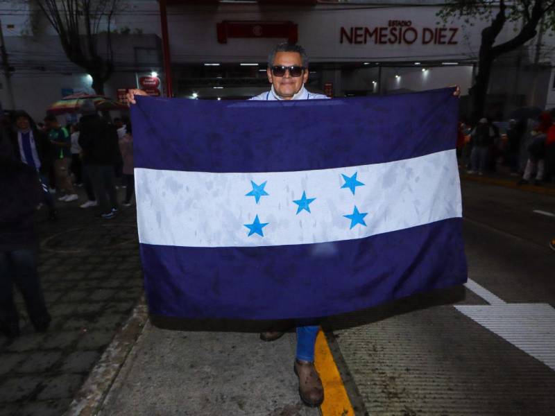 Este hondureño se encuentra identificado con su bandera de Honduras.