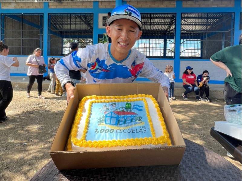 Con esfuerzo, empeño y dedicación, el influencer japonés ha logrado su sueño de apoyar a la educación de Honduras y, aunque su camino ha estado lleno de desafíos, los ha superado.