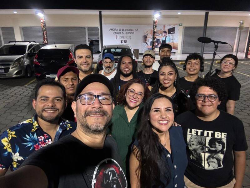 El equipo de Clak Films y el elenco de “Nunca es tarde” posan juntos para esta selfie.