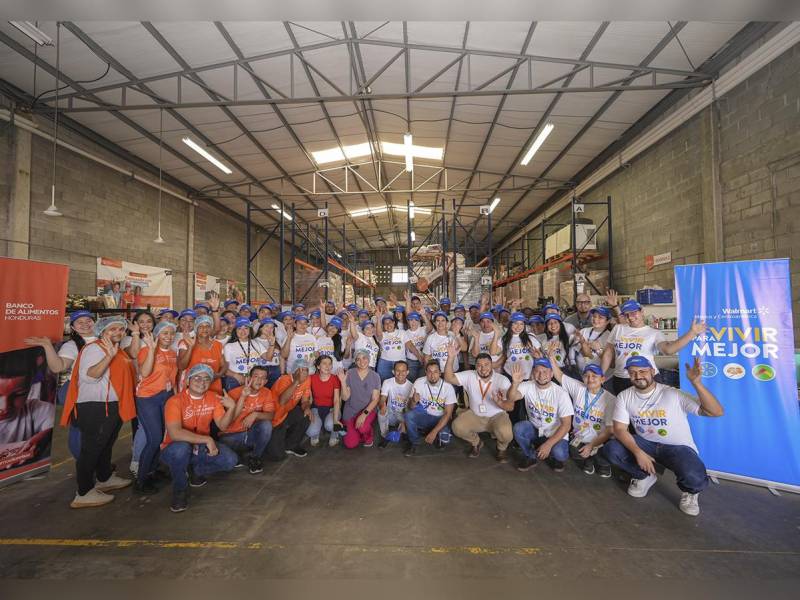 Representantes de Walmart y el Banco de Alimentos durante la entrega oficial de la donación en Tegucigalpa.