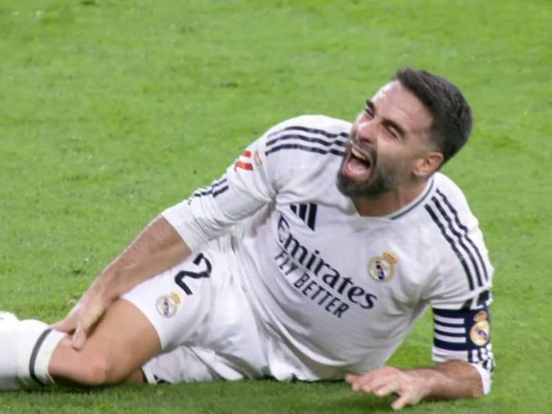 Dani Carvajal se tiró al suelo tras el golpe en su rodilla derecha.