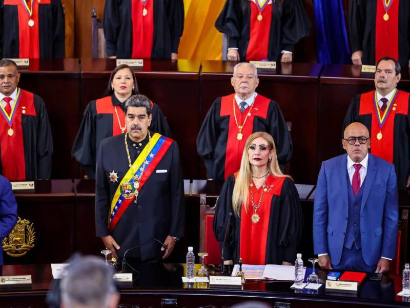 Momento en que Nicolás Maduro fue juramentado en el Parlamento.