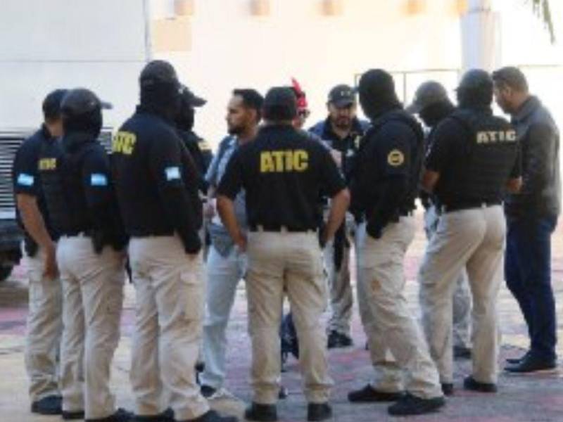 Un grupo de agentes de la ATIC llegaron este jueves al Congreso Nacional, supuestamente a secuestran información del Fondo Departamental.